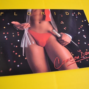 80 s Beefcake carte postale 5 x 7" homme en Tux déshabillage smoking String rouge Champagne Come On Down Gay Interest photographie Florida Tourism Bawdy Card