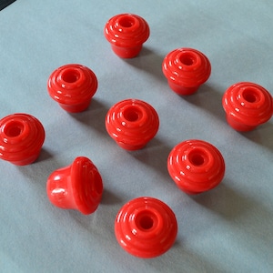 NOS Vtg Set of 2 Art Deco Knobs 1.25&quot; Round Red Drawer Pulls Ribbed Bullseye Concentric Ring Circle Plastic Cabinet Knobs So Retro Many Avbl
