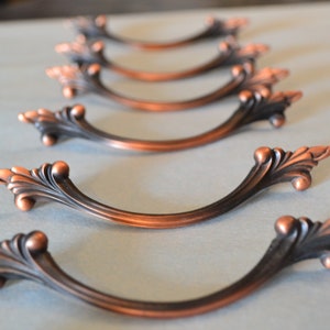 Vtg NOS 1 x French Provincial Drawer Pull 3&quot; Center Antiqued Copper Feather Scroll Ajax Cabinet Handle Ornate Scalloped Arch 21 Avail New