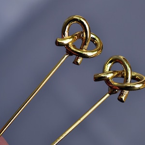 NOS 70s Pretzel Stickpin Gold Pretzel Brooch Tiny Metal Pretzel Goldtone Food Foodie Baked Goods Jewelry Dimensional 3D Hat Stick Pin Unused