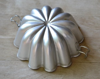 Vtg Mirro Aspic Mold Form Pan with Side Clasps Floral Flower Pan Small Cake Pan Gelatin Mold 6.5 Inch Pan Tin Aluminum Pan Silver Metal Mold