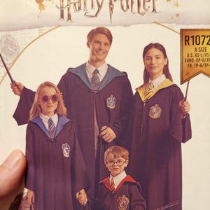 Peut inclure: Un patron de couture Harry Potter représentant quatre personnes portant des robes de Poudlard. Le patron comprend des instructions pour les tailles XS-XL. Le patron est étiqueté R10725.