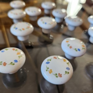 1 x Vtg Porcelain Knob White Floral Flowers 1.25" Lillian Vernon Cabinet Drawer Pull Yellow Pink Blue Round Ceramic Farmhouse LVC 95 Avail