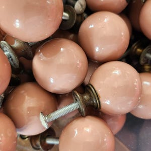 1 x Vtg Pink Pedestal Cabinet Knob 1.25" Plastic Ball Drawer Pull Mauve Dusty Rose Classic Small Round Brass Base Farmhouse Nursery 45 Avail