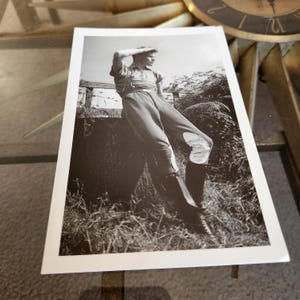 Vtg Carte postale amateur photo env. Années 1920 1930 Repro Montague Glover / James Gardiner / Ralph Hall Monty's Private Pictures Photo d'intérêt gay N&B