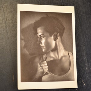 90s George Hurrell Carte postale "Ramon Novarro" 1929 Art Print Gay Interest Photo Brunet Man Profile White Tank Top Neck Chest Face Shadow