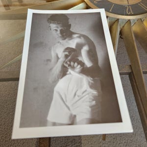 Vtg Carte postale amateur photo env. Années 1920 1930 Repro Montague Glover / James Gardiner / Ralph Hall Monty's Private Pictures Photo d'intérêt gay N&B