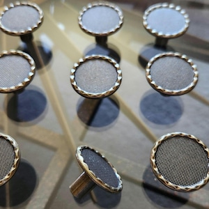 NOS 1 x bouton VTG en laiton antique 1,25 po. Ajax poignée de tiroir petite lunette texturée ronde Dessus MCM poignée d'armoire moderne danoise du milieu du siècle disponible 19