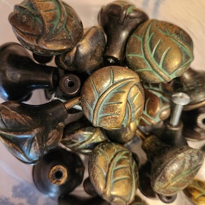 Vtg 1 x Brass Leaf Knob Drawer Pull 1.25" Keeler Brass Cottagecore Fairy Faerie Decor Ivy Woodland Metal Knob Green Verdigris 95 Avail