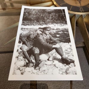 Vtg Carte postale amateur photo env. Années 1920 1930 Repro Montague Glover / James Gardiner / Ralph Hall Monty's Private Pictures Photo d'intérêt gay N&B