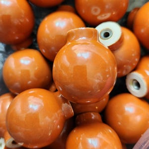 NOS 1 x Vtg Ball Knob Caramel Brown 1.25&quot; Ajax Porcelain Cabinet Drawer Pull Bulbous Small Round Ceramic Hardware Farmhouse Shabby 150 Avail
