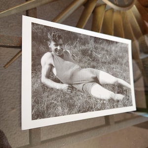 Vtg Carte postale amateur photo env. Années 1920 1930 Repro Montague Glover / James Gardiner / Ralph Hall Monty's Private Pictures Photo d'intérêt gay N&B