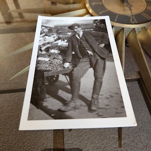 Vtg Carte postale amateur photo env. Années 1920 1930 Repro Montague Glover / James Gardiner / Ralph Hall Monty's Private Pictures Photo d'intérêt gay N&B