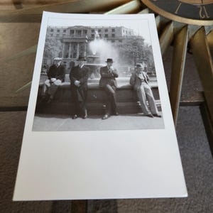Vtg Carte postale amateur photo env. Années 1920 1930 Repro Montague Glover / James Gardiner / Ralph Hall Monty's Private Pictures Photo d'intérêt gay N&B