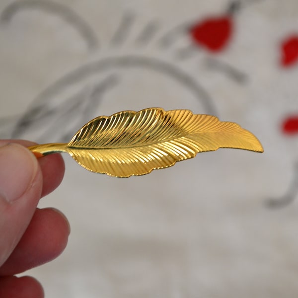 NOS 50s Lapel Pin DuBarry Fifth Avenue New York Goldtone Feather Leaf Brooch New Old Stock Small Gold Leaf Metal Brooch Botanical Deadstock