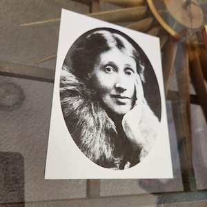 Carte postale vintage Virginia Woolf (anglais 1882-1941) Littérature lesbienne / Icône / Photo d'intérêt gay / Icône gay / Photographie / Portraits gays