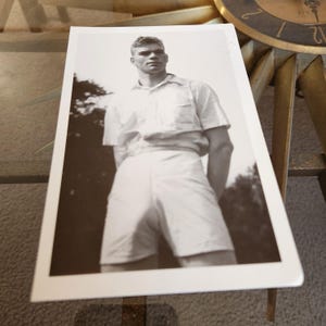 Vtg Carte postale amateur photo env. Années 1920 1930 Repro Montague Glover / James Gardiner / Ralph Hall Monty's Private Pictures Photo d'intérêt gay N&B