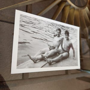 Vtg Carte postale amateur photo env. Années 1920 1930 Repro Montague Glover / James Gardiner / Ralph Hall Monty's Private Pictures Photo d'intérêt gay N&B