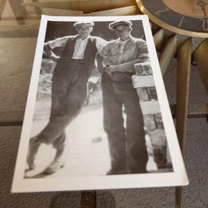 Vtg Carte postale amateur photo env. Années 1920 1930 Repro Montague Glover / James Gardiner / Ralph Hall Monty's Private Pictures Photo d'intérêt gay N&B
