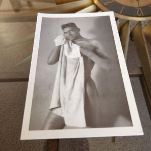 Vtg Carte postale amateur photo env. Années 1920 1930 Repro Montague Glover / James Gardiner / Ralph Hall Monty's Private Pictures Photo d'intérêt gay N&B