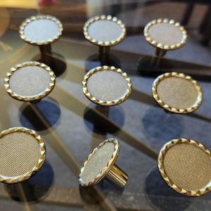 NOS 1 x Perilla de latón pulido vintage de 1,25" Tirador de cajón Ajax pequeño redondo con bisel texturizado superior MCM Tirador de gabinete moderno danés de mediados de siglo 60 disponible