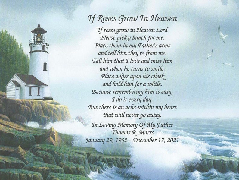 K&ouml;nnte beinhalten: Gerahmter Gedenkdruck mit einem Leuchtturm an einer felsigen K&uuml;ste mit Meereswellen. Der Text lautet "If Roses Grow In Heaven" und enth&auml;lt ein Gedicht, den Namen Thomas R. Marrs und die Daten 29. Januar 1952 - 17. Dezember 2021.