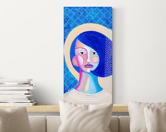 Puede incluir: Una pintura de una mujer con cabello azul y un fondo azul y blanco con patrones. La mujer lleva una camisa blanca y tiene un halo azul claro alrededor de la cabeza.