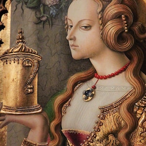 Pu&ograve; includere: Un dipinto in stile rinascimentale raffigura una donna con lunghi capelli rossi ondulati e un'aureola dorata. Indossa un abito ricamato in oro e una collana di perline rosse con un ciondolo. Tiene in mano un vaso d'oro con un manico ornato.