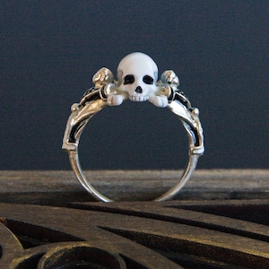 Sterling silver Memento mori ring, 17th century mourning jewelry, Renaissance ring with a skull, ring for XVII century historical outfit
