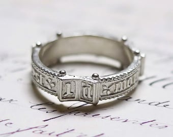 Anillo histórico de plata de ley: joya medieval renacentista del siglo XV con inscripción de temática amorosa