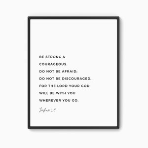 Puede incluir: Impresión tipográfica en blanco y negro con una cita de la Biblia, Josué 1:9, que dice: "Sé fuerte y valiente. No tengas miedo: No te desanimes, porque el Señor tu Dios estará contigo dondequiera que vayas."