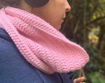 Beginner crochet cowl pattern: Quick easy crochet cowl using simple stitches