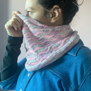 Crochet Cowl Pattern: Rippled fingering weight crochet cowl design with wave pattern in textured stripes