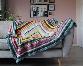 Stash buster crochet blanket pattern: Centre out square scrap yarn crochet afghan throw