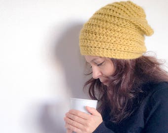 The Beehive Beanie Hat.  Crochet pattern for slouchy crocheted snowboarder beanie / beret made with chunky yarn.  Quick, easy unisex gift