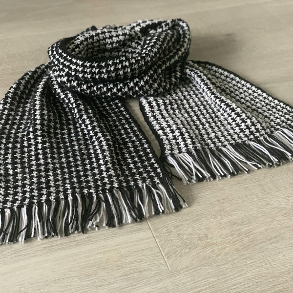 Hounds tooth crochet scarf pattern with fringe: Adult size PDF crochet pattern using in sportweight merino wool yarn