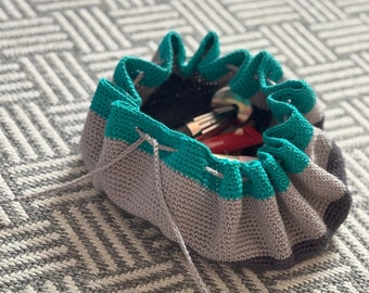 Crochet Bag Pattern : Circular, drawstring crochet flat-lay bag - crochet make-up bag for toiletries