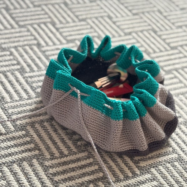 Crochet Bag Pattern : Circular, drawstring crochet flat-lay bag - crochet make-up bag for toiletries