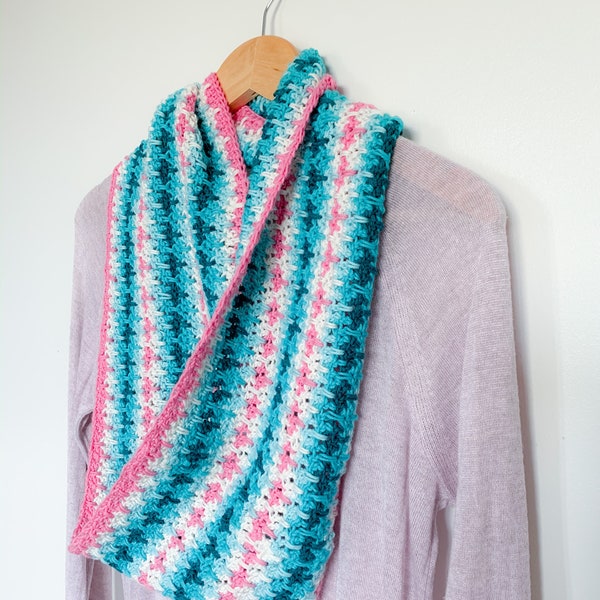 Infinity Scarf Crochet Pattern: Cette écharpe à rayures colorées et rayées à l'infini avec des conseils de modification de capot / snood