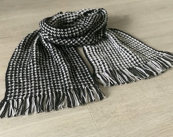 Hounds tooth crochet scarf pattern with fringe: Adult size PDF crochet pattern using in sportweight merino wool yarn