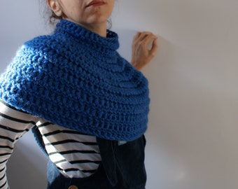 Mini Poncho Crochet Pattern: Chunky roving caplet style shrug. Easy cosy winter crochet gift ideas