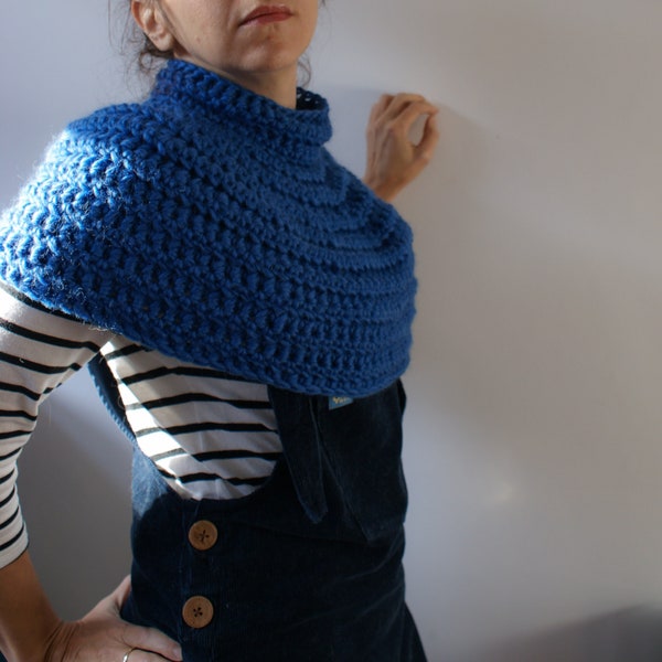 Mini Poncho Crochet Pattern: Chunky roving caplet style shrug. Easy cosy winter crochet gift ideas