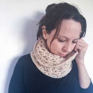 Crochet Cowl Pattern: Simple textured crochet snood/cowl One skein project image 4