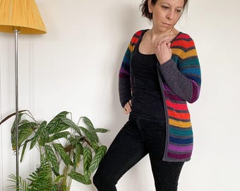 Modello di cardigan all'uncinetto con qualsiasi filato: il modello di cardigan raglan con scollo a V dall'alto verso il basso "Any Yarn will Do" può essere lavorato all'uncinetto con qualsiasi peso di filato