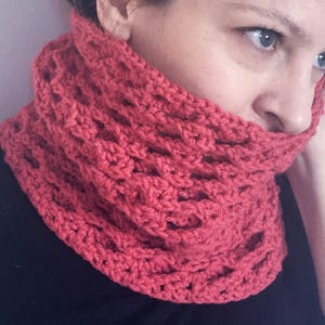 Crochet Cowl Pattern: Simple textured crochet snood/cowl | One skein project