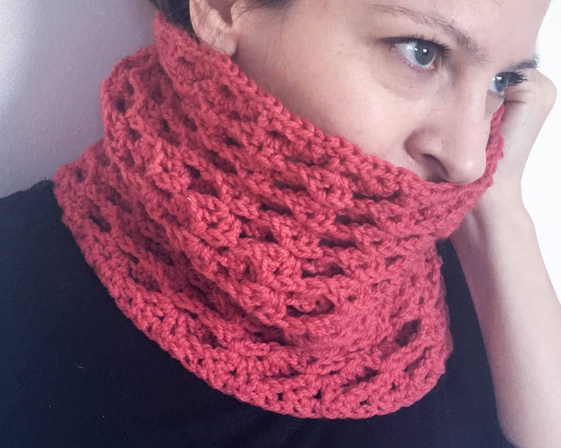 Crochet Cowl Pattern: Simple textured crochet snood/cowl One skein project image 1