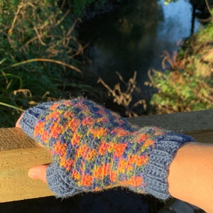 Crochet Fingerless Gloves Pattern. Modern winter crochet wrist warmers with cuffs image 8