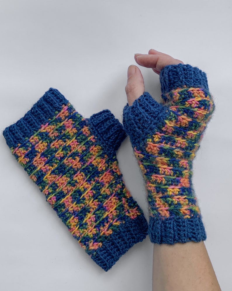 Crochet Fingerless Gloves Pattern. Modern winter crochet wrist warmers with cuffs image 5