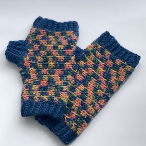 Crochet Fingerless Gloves Pattern. Modern winter crochet wrist warmers with cuffs image 3