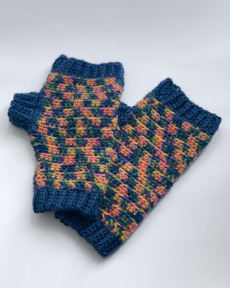 Crochet Fingerless Gloves Pattern. Modern winter crochet wrist warmers with cuffs image 3